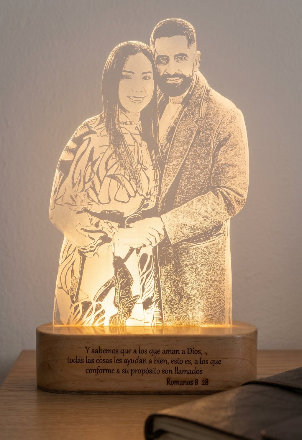 Lámpara led foto real grabada con base en madera