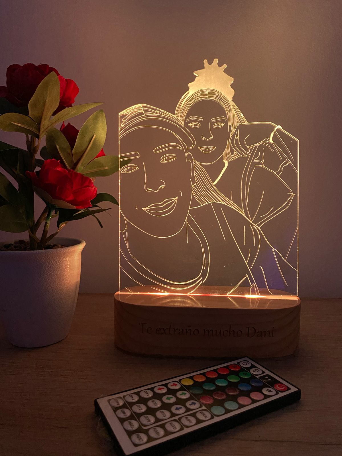 Lámpara led base en madera luz multicolor