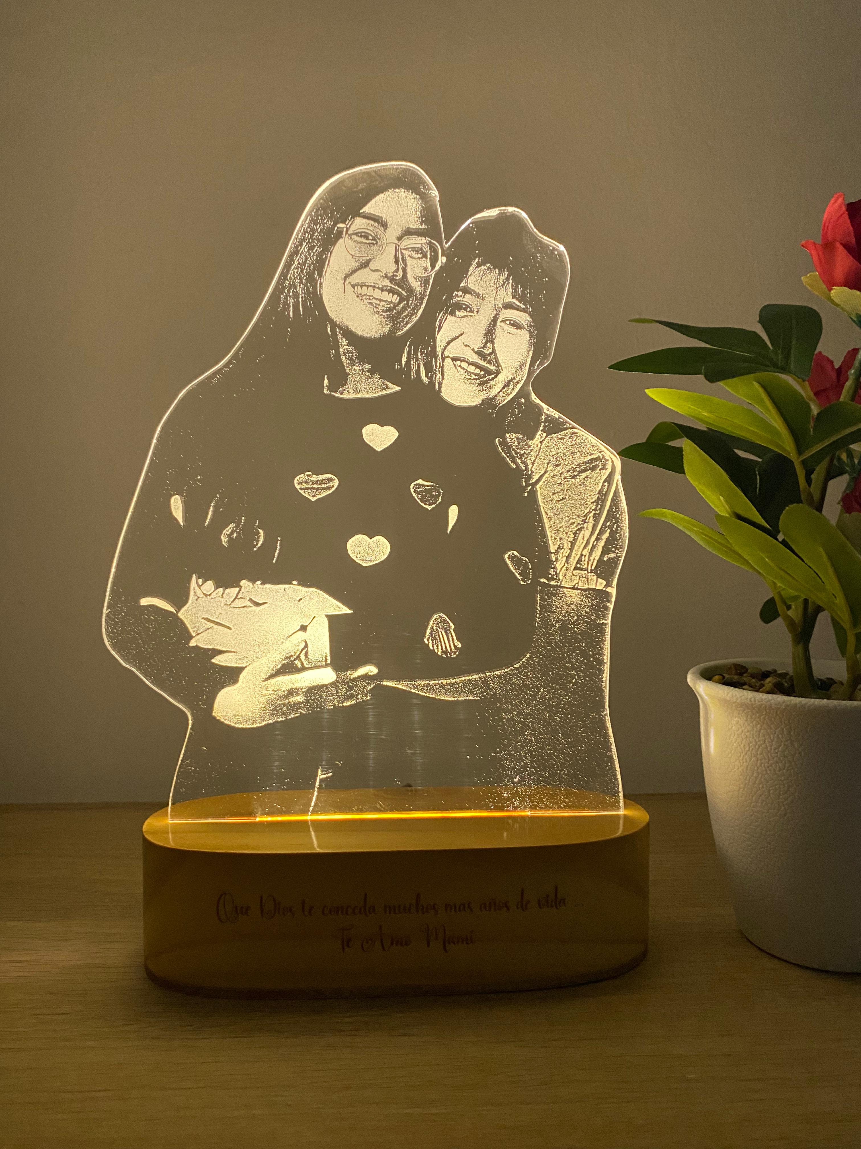 Lámpara led foto real grabada con base en madera