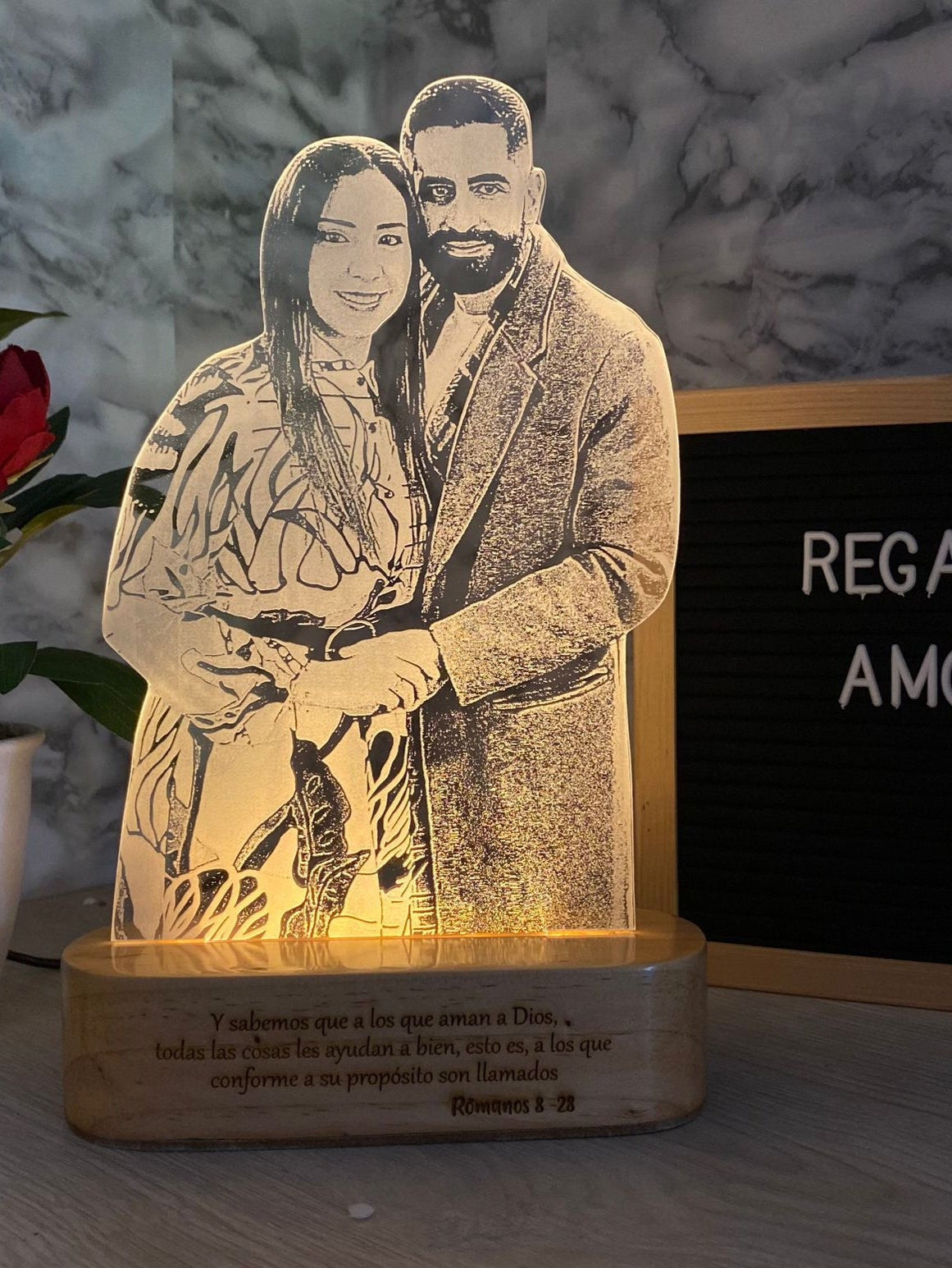 Lampara led foto real grabada con base en madera