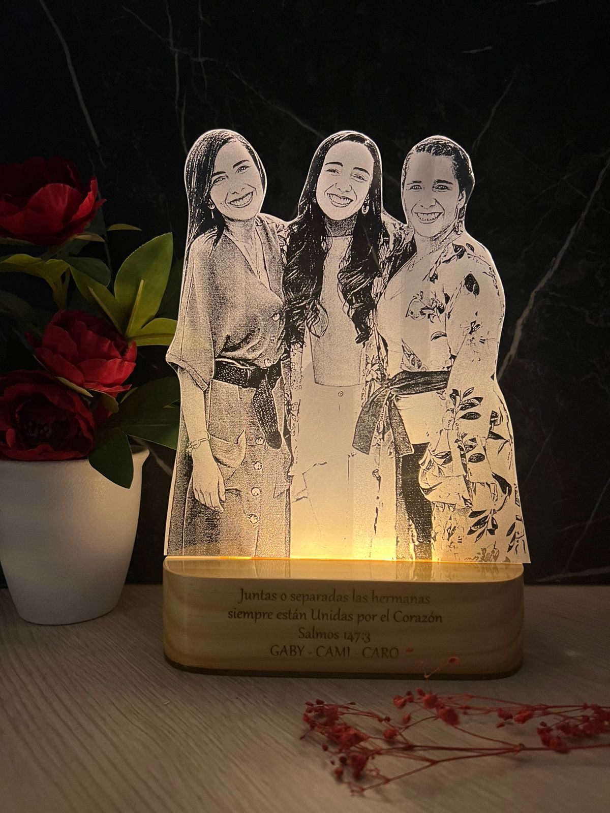 Lámpara led foto real grabada con base en madera